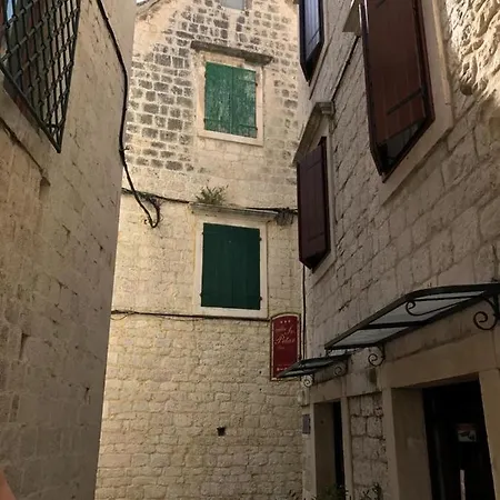 Old Town With Free Parking شقة